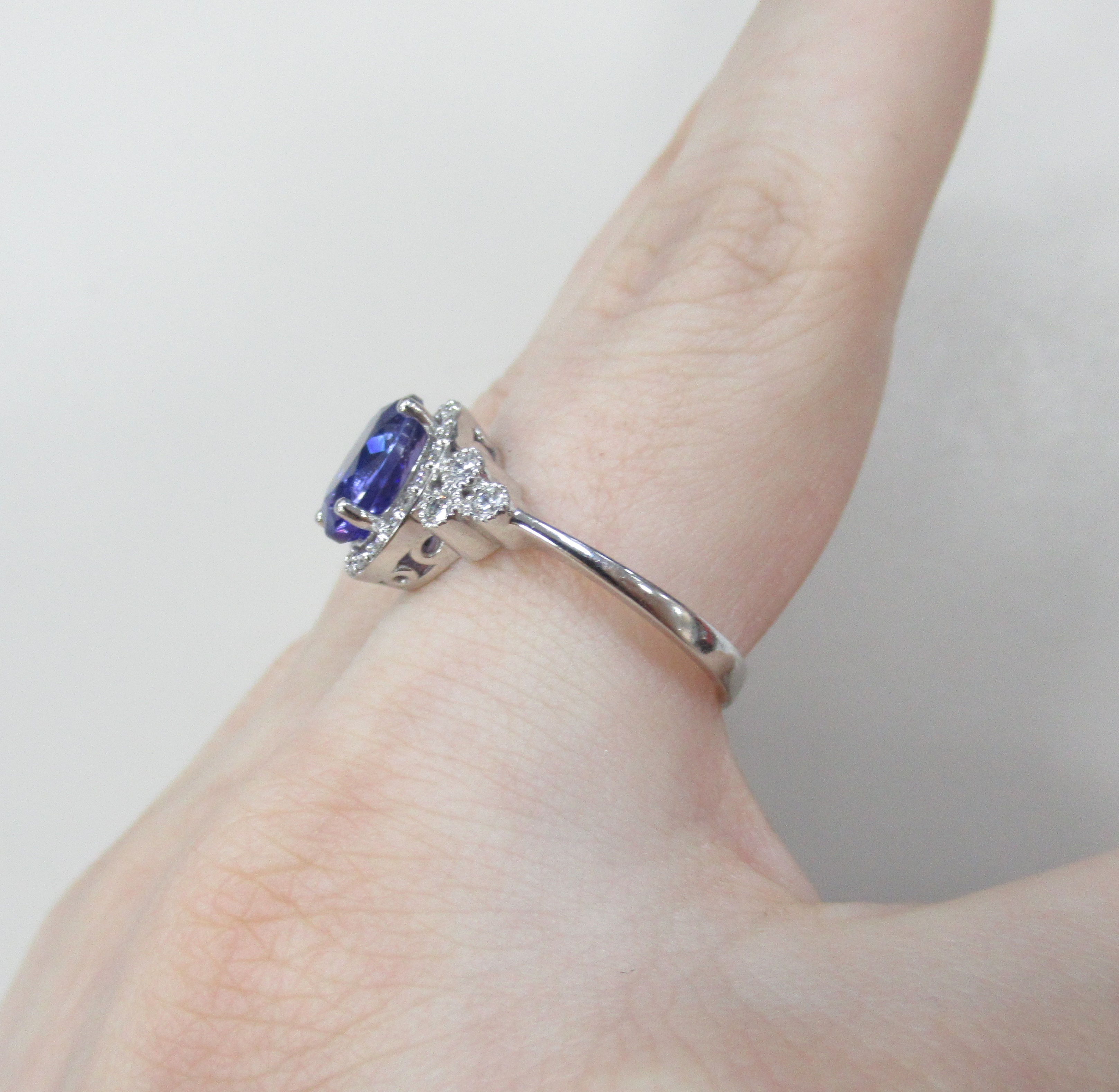 Кольцо из белого золота с танзанитом